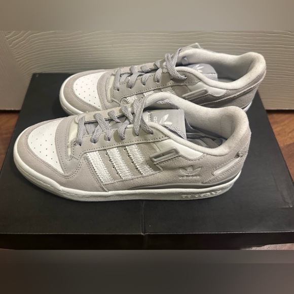 ADIDAS Originals Forum Low Basketball Shoes Size 8. - Picture 3 of 10